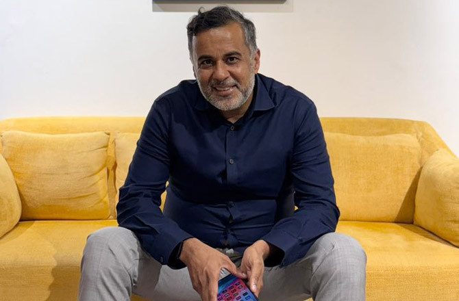 `کاش میں آپ کے بیٹے کی طرح لکھ سکتا: چیتن بھگت نے خود کو گلزارکا مداح بتایا   