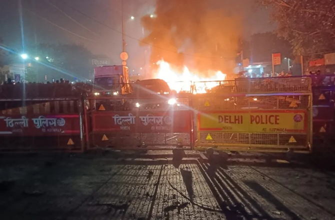 نئی دہلی: لال قلعہ میٹرو اسٹیشن کے قریب کار میں دھماکہ، آگ بھڑک اٹھی 