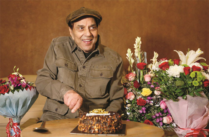 دھرمیندر کے انتقال پر وزیراعظم سمیت ملک کے اہم لیڈروں کا خراج عقیدت