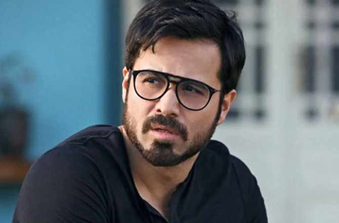 ’’کہو نا کہو‘‘ دوبارہ وائرل، لائیو ایونٹ میں مجمع نے بیک آواز گانا گا کر عمران ہاشمی کوحیران کر دیا