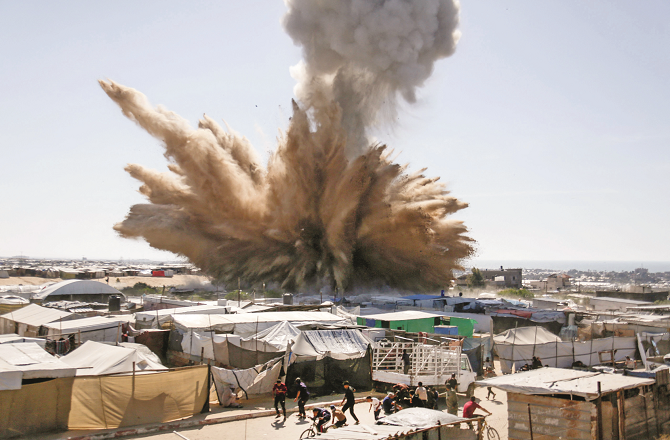 غزہ پر اسرائیلی فوج کے حملوں کا سلسلہ جاری، ۷؍ فلسطینی شہید، متعدد زخمی 