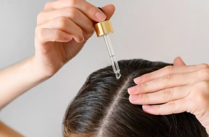 سیرم گیلے بالوں پر بہتر کام کرتا ہے یا خشک پر؟ جانئے درست طریقہ