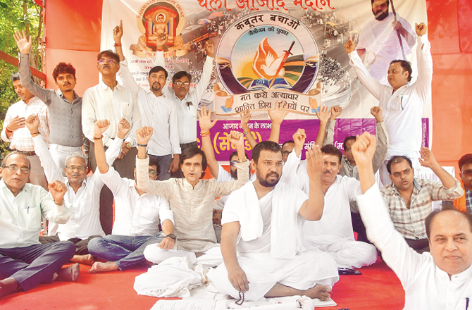 دادر کبوتر خانہ کھولنے کیلئے جین منی کا آزاد میدان میں احتجاج شروع