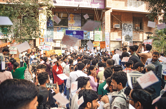 جواہر لال نہرو یونیورسٹی میں طلبہ یونین کے انتخابات کیلئے ووٹنگ، نتائج کا اعلان کل