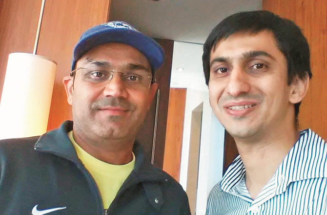 ملئے ہندوستانی خاتون ورلڈ کپ چمپئن ٹیم کے آپریشنل ہیڈ منیجر معروف فجندار سے 