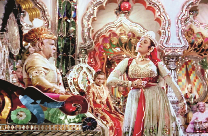 ہندوستانی فلمیں، مکالمے، نغمے اور اُردو 