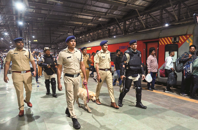 مہاراشٹرمیں بلدیاتی انتخابات کی گہما گہمی کےساتھ ہی دہلی کار دھماکےکو اخبارات نے اپنا موضوع بنایاہے