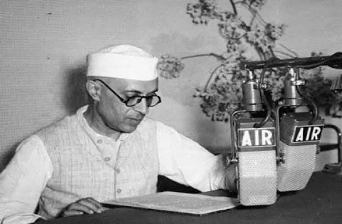 ہر ایک بات پہ کہتے ہو تم کہ نہرو کیا ہے ؟