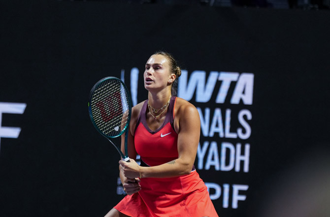 سبالینکا اور پیگولا نے ڈبلیو ٹی اے فائنلز کے ابتدائی راؤنڈ جیت لیے