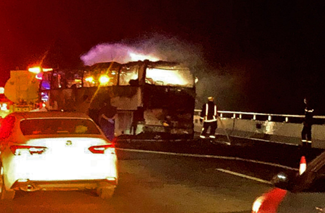 سعودی عرب میں عمرہ زائرین کی بس ڈیزل ٹینکر سے ٹکرائی، ۴۲؍افراد جاں بحق 