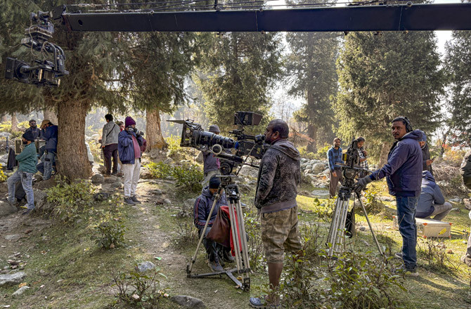 کشمیر میں فلمی صنعت کی واپسی: جنوبی ہند کی فلم ٹیم نے شوٹنگ شروع کی