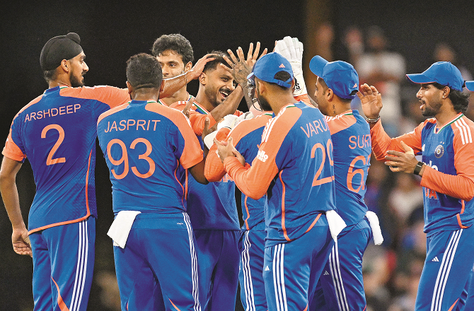 گیندبازوں نے ٹیم انڈیا کو سیریز میں برتری دلائی