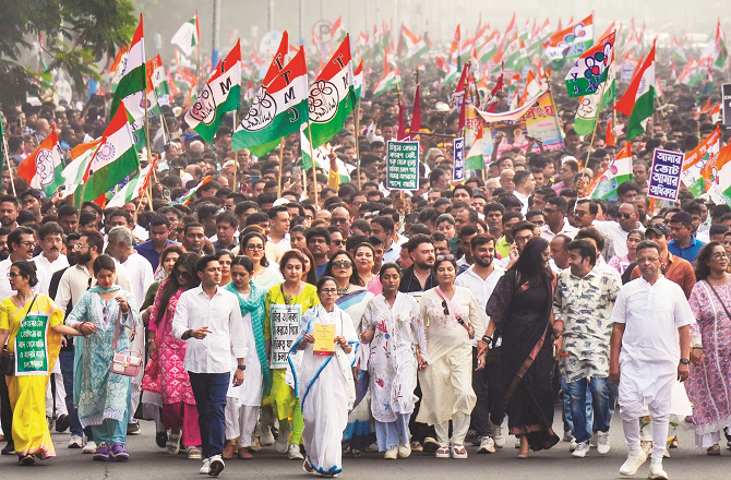 ایس آئی آر کے خلاف کولکاتا میں ٹی ایم سی کا ۴؍کلو میٹر طویل مارچ