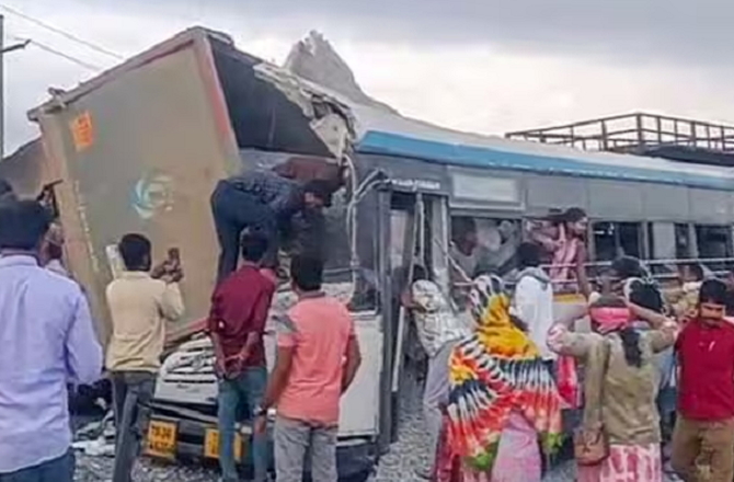 تلنگانہ سڑک حادثہ: ۷۰؍ افراد کو لے جا رہی بس کی ٹپر ٹرک سے ٹکر، ۲۰؍افراد کی موت