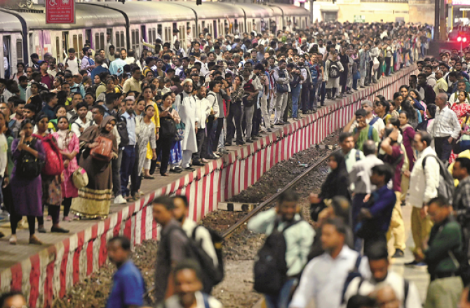 سی ایس ایم ٹی پرریلوے ملازمین کا شدیداحتجاج، ٹرینیں بند