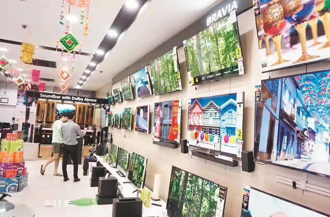 معاشیانہ: اشتہارات کا شور؛ کیا او ٹی ٹی پلیٹ فارمز کا حال بھی کیبل ٹی وی جیسا ہوگیا ہے؟ 