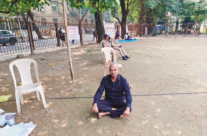 ڈومبیولی :غیر قانونی تعمیرات کیخلاف سماجی کارکن کی آزاد میدان میں بھوک ہڑتال