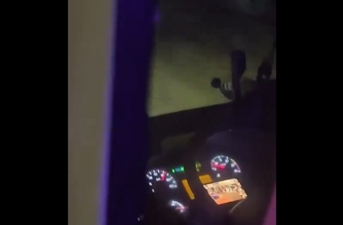 بس چلاتے ہوئے ڈرائیور ’’ بگ باس‘‘ دیکھتے پایا گیا، کمپنی نے برطرف کیا