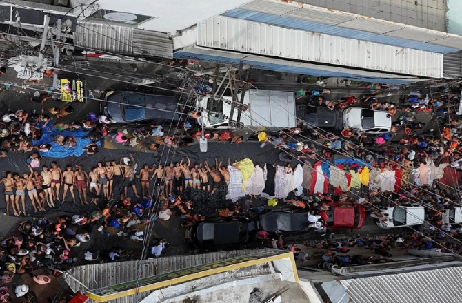 ریو، برازیل: منشیات کے خلاف پولیس کارروائی میں لاشیں بچھ گئیں، سڑکوں پر ۱۱۹؍ لاشیں