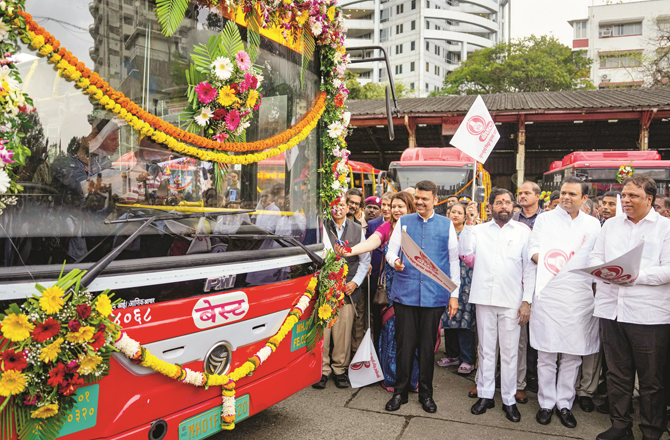 ممبئی: بیسٹ کے بیڑے میں ۱۵۷؍نئی الیکٹرک بسیں شامل، قلابہ ڈپو میں  افتتاح
