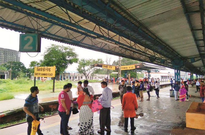 بھیونڈی اسٹیشن پر شٹل ٹرینوں میں تاخیر، مسافراور تاجربے حال