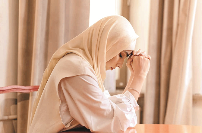 منفی سوچ انسان کو مایوسی کی کھائی میں دھکیل دیتی ہے