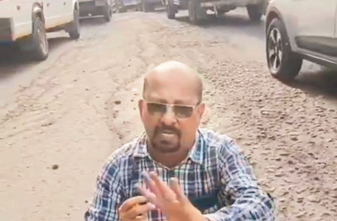 تھانے : گھوڑ بندر روڈ کی خستہ حالی کے خلاف مکینوں کا احتجاج 