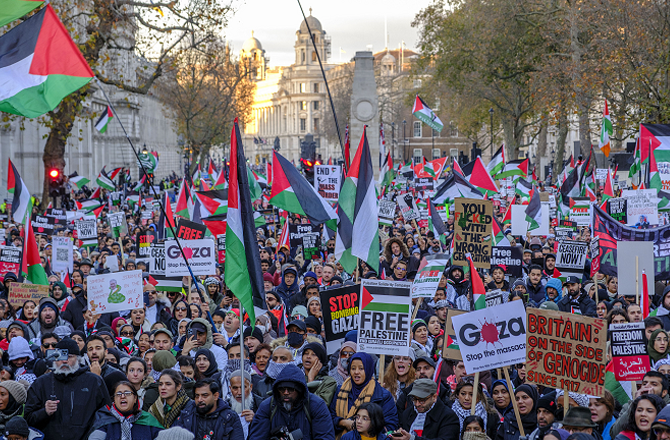 گلوبل صمود فلوٹیلا: لندن میں فلسطین حامی مظاہرین کا سڑکوں پر احتجاج