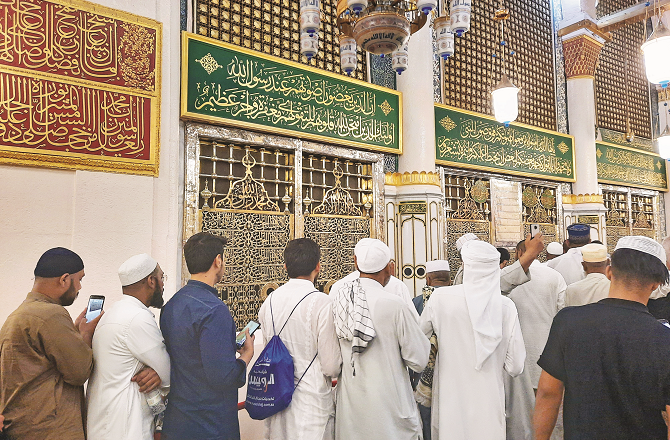 حضورؐ سے اظہارِ محبت کا اصل طریقہ اسوۂ نبویؐ پر عمل میں ہے