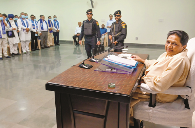 مایاوتی کی بوکھلاہٹ، ذات پرستی اور فرقہ پرستی کی فکرستانے لگی