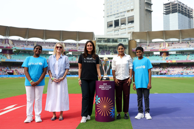 کرینہ کپور خان اور میتھالی راج نے ٹرافی واک آؤٹ کی قیادت کی