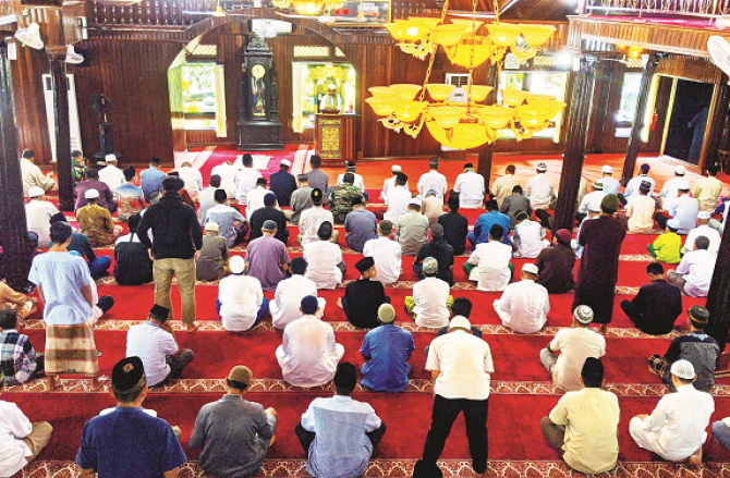 فتاوے: عربی سے نابلد نمازیوں کے درمیان خطبہ کا ترجمہ کرنے میں کوئی حرج نہیں