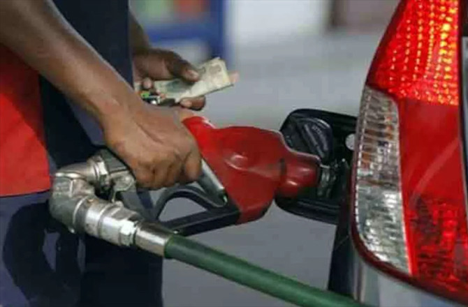 اے پی سرحد پر پیٹرول، ڈیزل کی کم قیمتیں، عوام کا ہجوم 