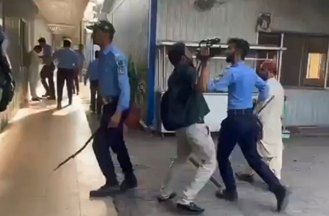 پاکستان: اسلام آباد پولیس کا صحافیوں پرمبینہ حملہ، ملک کا ’تاریک ترین دن‘‘ قرار
