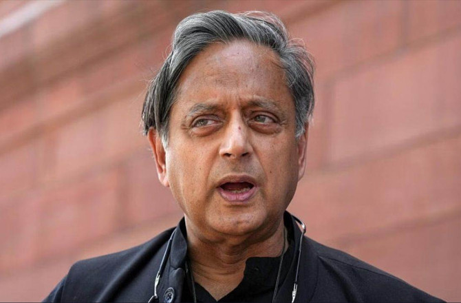 سرفراز کی حمایت میں تھرور: کانگریس ایم پی نے سلیکٹرز سے گھریلو کرکٹ کو ترجیح دینے پر زور دیا 