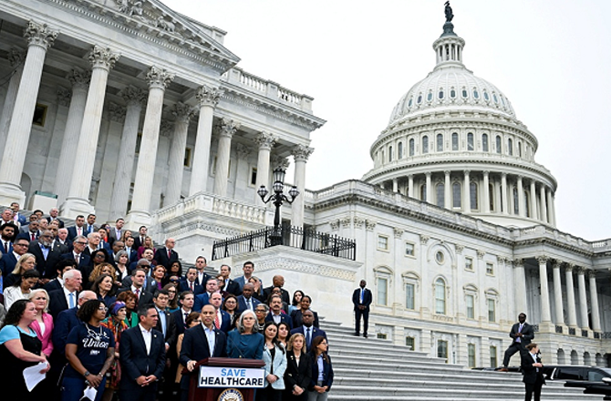 امریکہ: جج نےغیرمعینہ مدت کیلئے ٹرمپ انتظامیہ کو وفاقی ملازمین کی برطرفی سے روکا