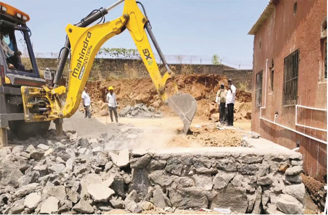 اسکول کیلئے مختص زمین پر بنی عمارت کو منہدم کرنےکا حکم