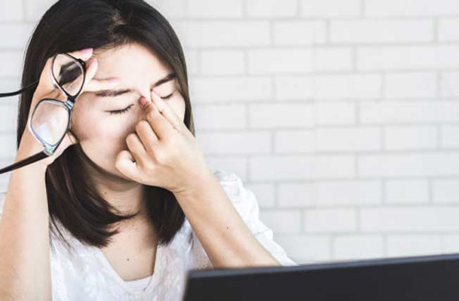 کیا ہر وقت موبائل اور لیپ ٹاپ کا استعمال آپ کی آنکھوں کو متاثر کرتا ہے؟ 