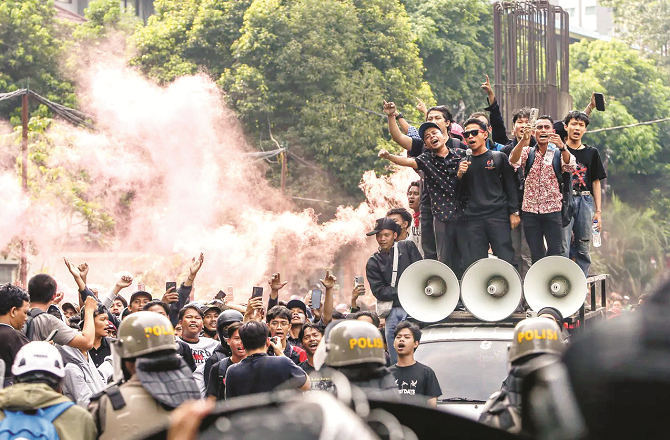 انڈونیشیا : حکومت کی شاہ خرچی کے خلاف احتجاج، اسمبلیوں میں آتشزنی 