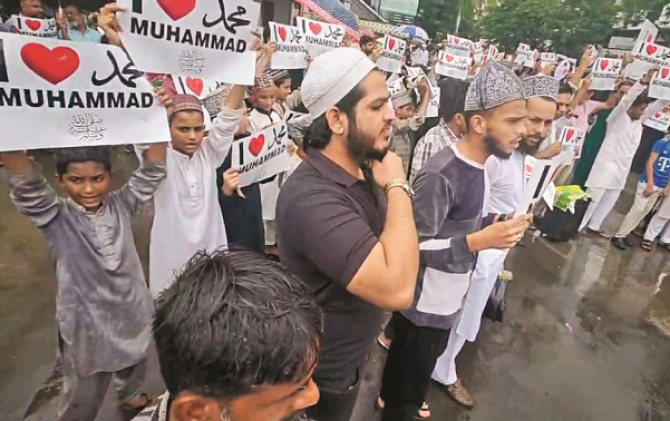 ’آئی لو محمدؐ ‘ تحریک کے تحت انسانی زنجیر بناکر احتجاج