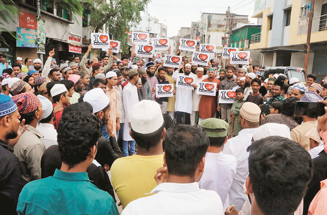  کانپور پولیس کی حرکت پر سخت ردعمل،’ آئی لو محمدؐکا بینر لئے مسلمان سڑکوں پر 