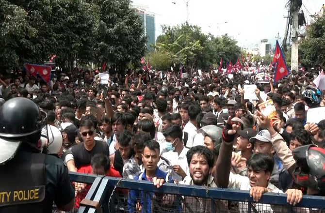 نیپال: سوشل میڈیا پر پابندی، نوجوانوں کا مظاہرہ، پارلیمنٹ کا گھیراؤ