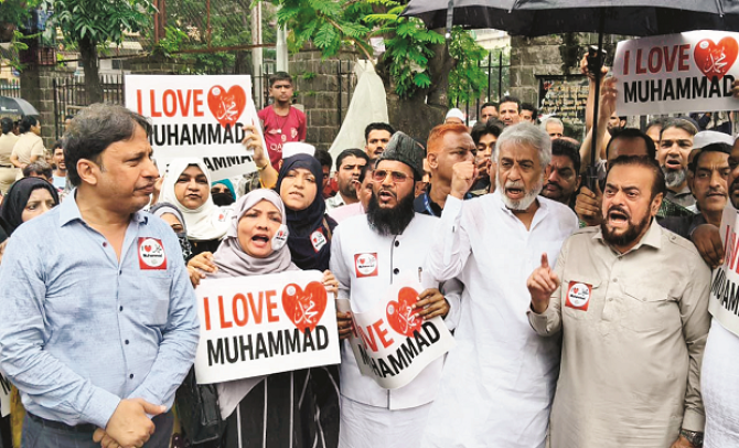  ’آئی لومحمد ؐ‘ پر یوپی حکومت کی کارروائی کے خلاف زبردست احتجاج