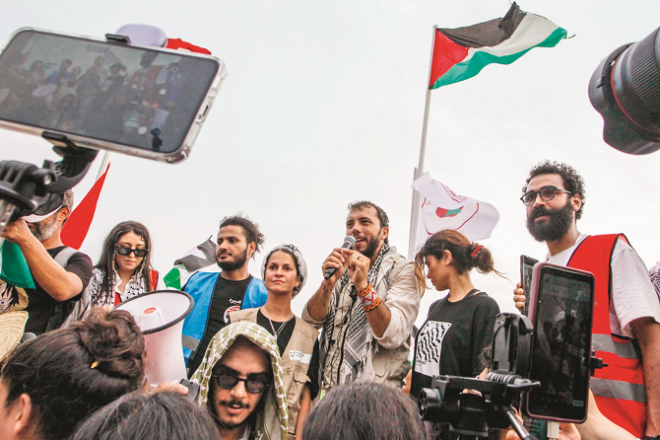 ’صمود‘ کا والہانہ استقبال، تیونس کی بندرگاہ’ آزاد فلسطین‘ کے نعروں سے گونج اٹھی 