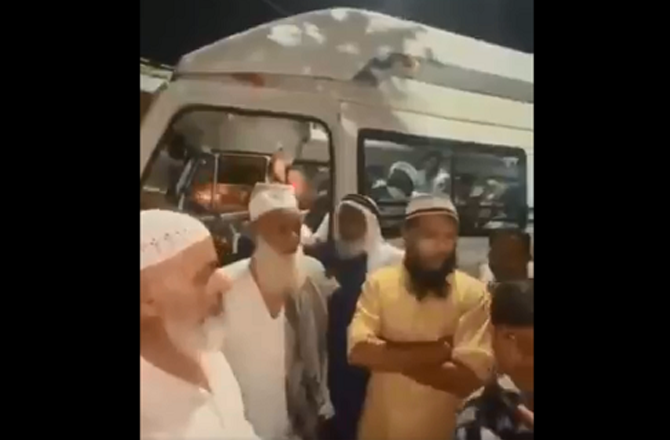 دہلی: عمرہ سے لوٹنے والے زائرین کو مندر میں سرجھکانے پر مجبور کیا گیا