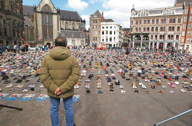 ۲۰؍ ہزار جوتے چپل، ایمسٹرڈیم میں غزہ کے بچوں کو یاد کیا گیا