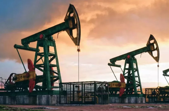 مغربی ایشیا میں کشیدگی کم ہونے کی امید، خام تیل کی قیمتوں میں تقریباً ۲؍ فیصد تک کمی