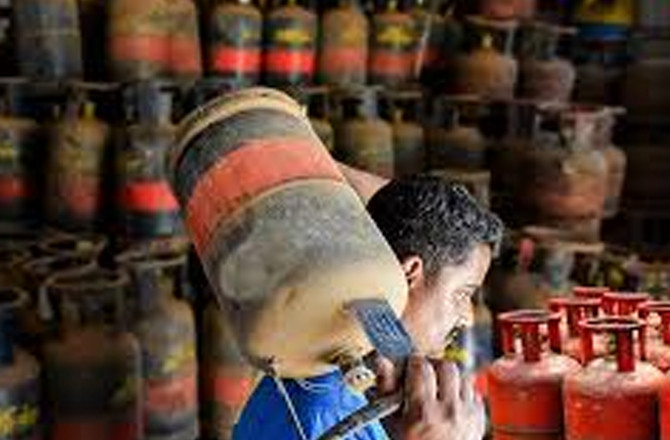 کیا یکم مئی سے ایل پی جی سلنڈر کی قیمتیں بڑھ جائیں گی؟ 