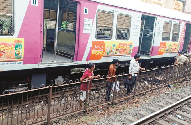 ڈومبیولی  ریلوےاسٹیشن پر لوکل ٹرین کا ڈبہ پٹری سے اترگیا