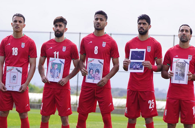 ایرانی قومی فٹ بال ٹیم کا مقابلے سے قبل امریکی حملے میں شہید بچوں کو خراج عقیدت
